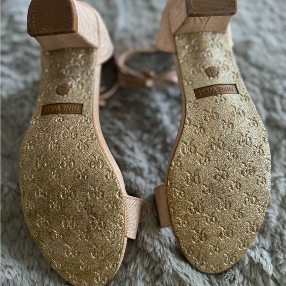 Girls Nine West champagne dress shoes size 4, excellent condition. Worn once. - Picture 11 of 13